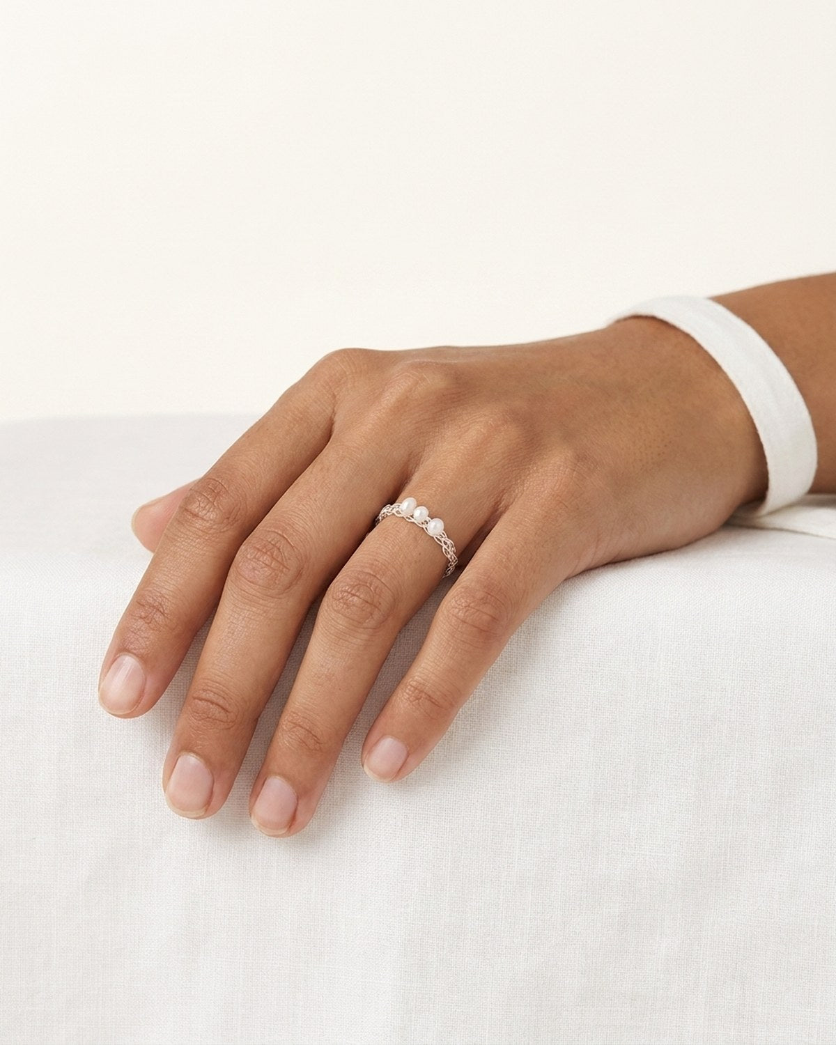 DAJW09_hand