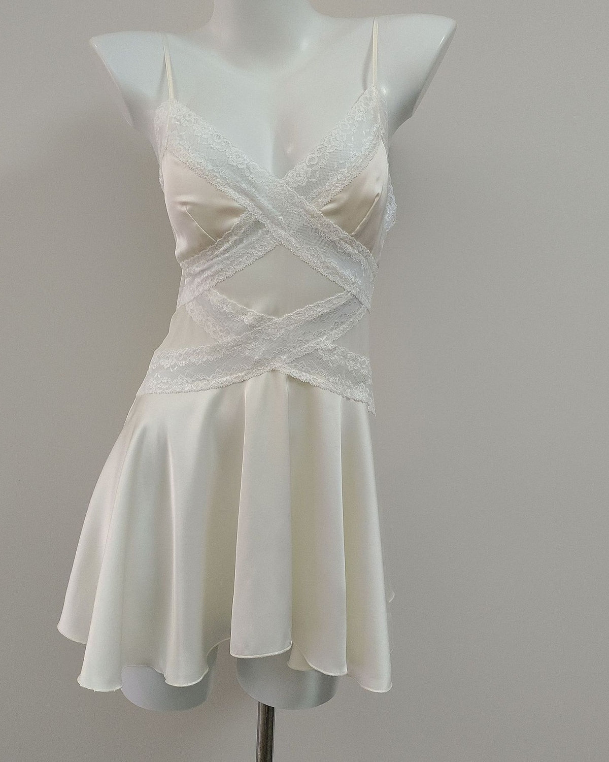 Darette Cool It Slip in Crème - mannequin close-up of the crisscross lace bodice and thin straps