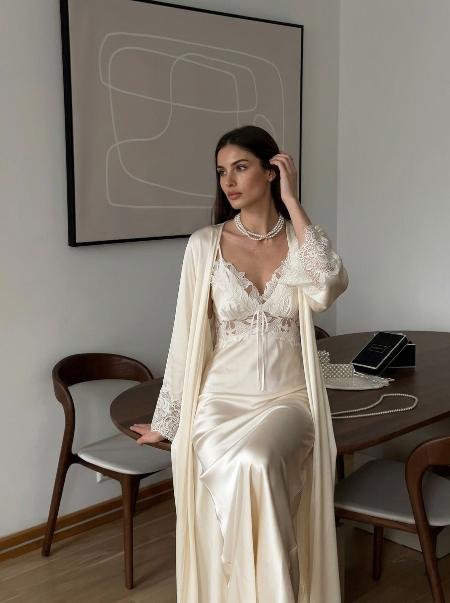 Candid lifestyle shot of the Darette Court of One Set